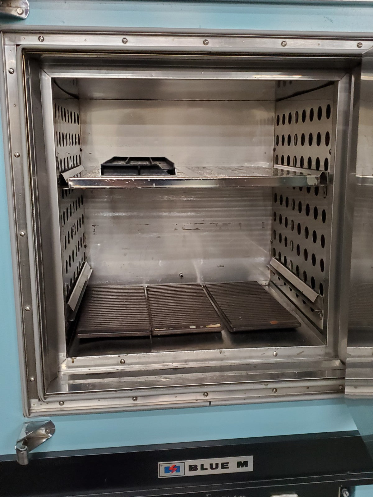 Blue M POM-260B-1 Bake Oven 18x20x20" Max Temp 343c, Serial # P14-5890