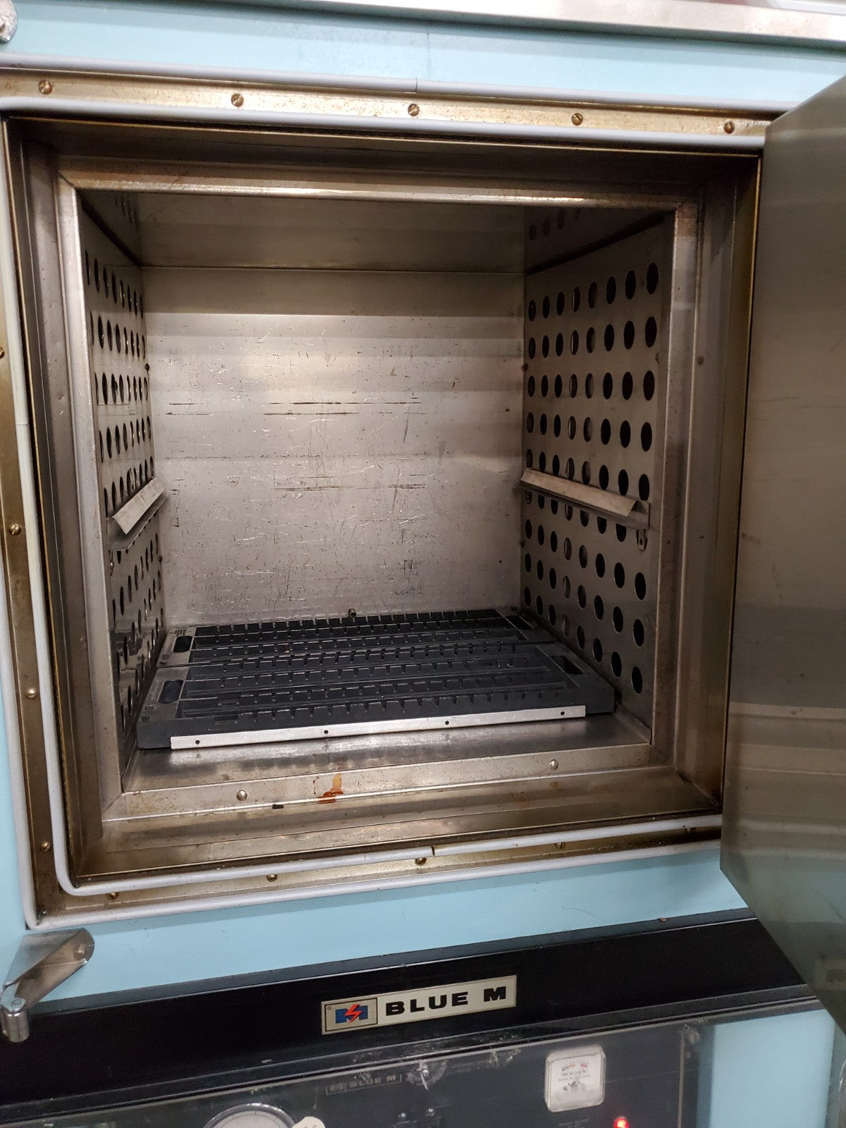 Blue M POM-260B-1 Bake Oven 18x20x20" Max Temp 343c, Serial # P14-4487