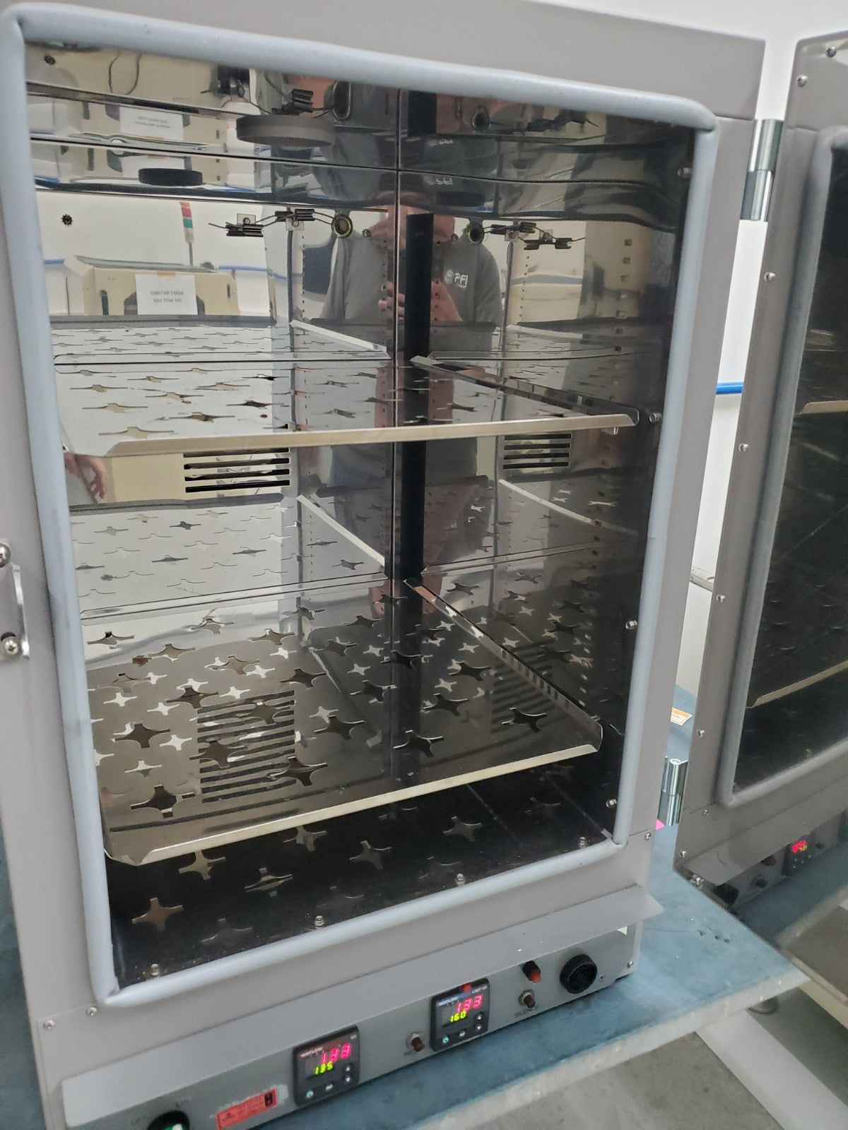 VWR 1325F Bake Oven 2 Cubic feet 17x12x17" 200C max temp