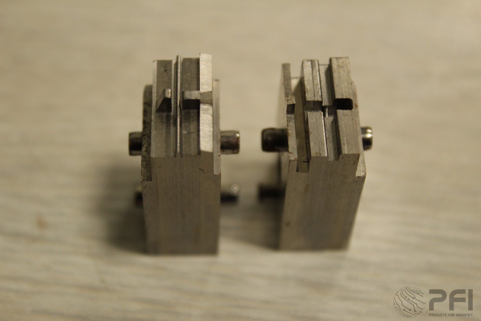 GPD 905-1L4 Cut-bend, TO92 middle lead.100 out, cut and lock-in 3 leads