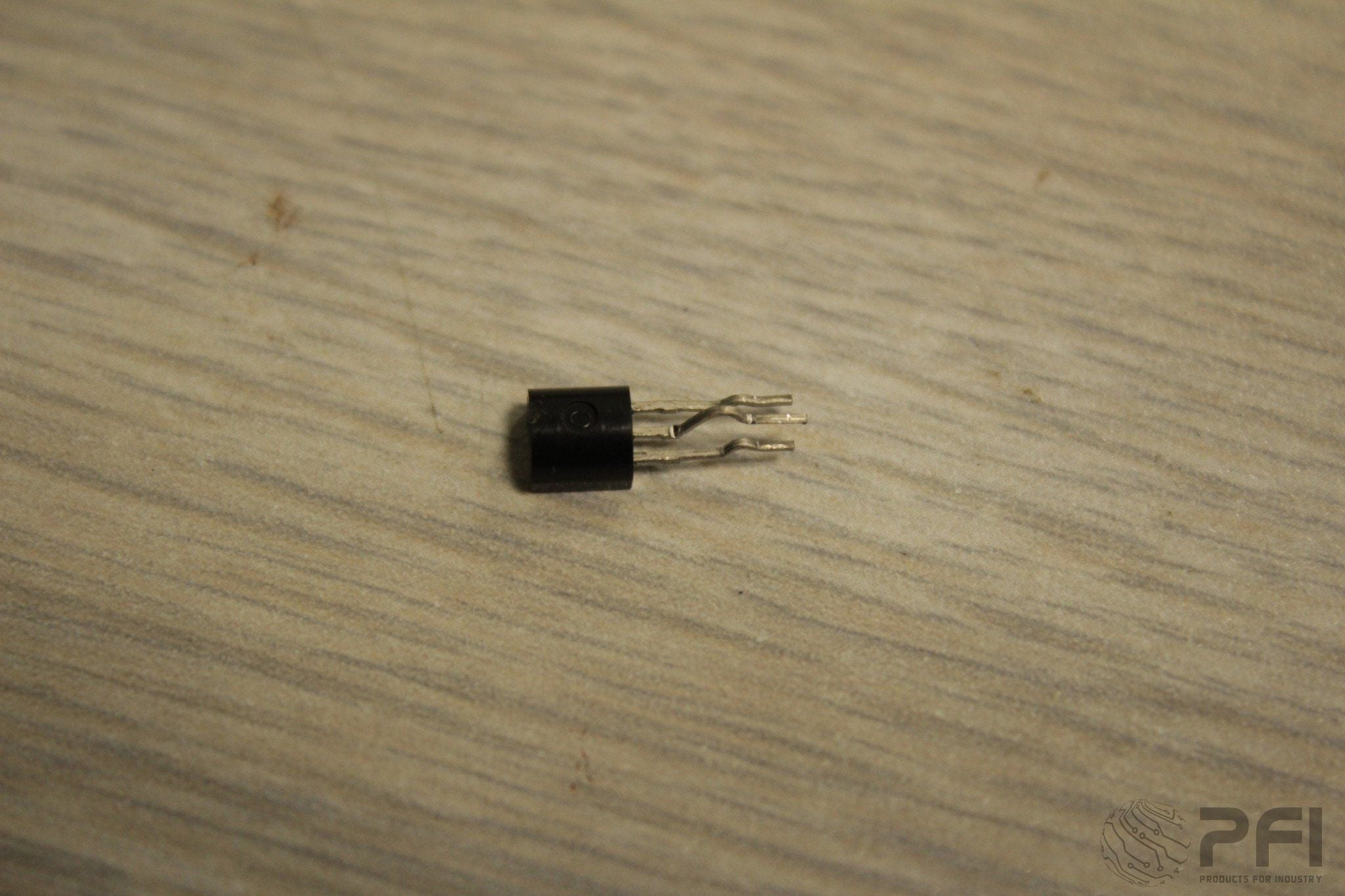 GPD 905-1L4 Cut-bend, TO92 middle lead.100 out, cut and lock-in 3 leads