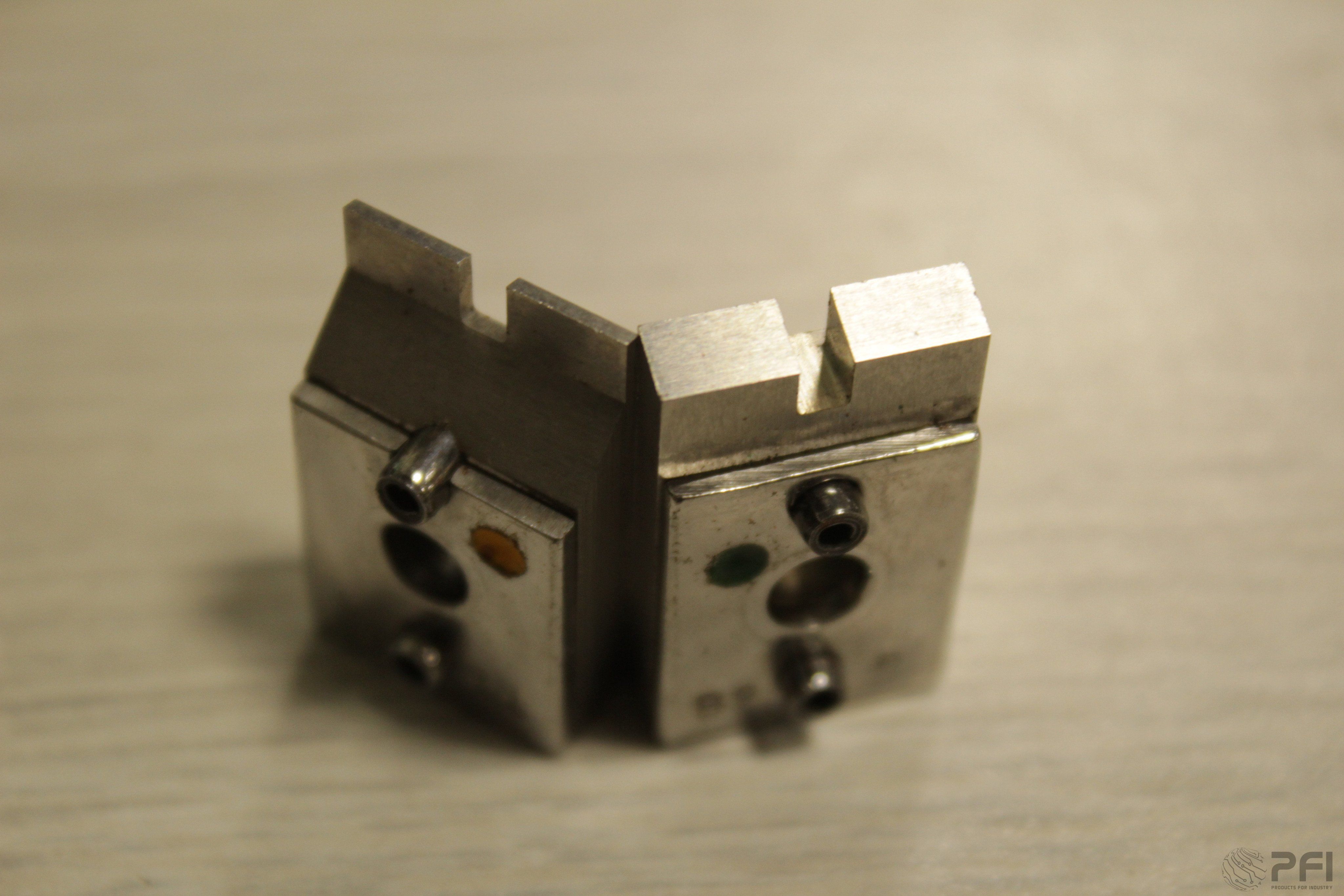 GPD 905-5 Knife with .100 center relief